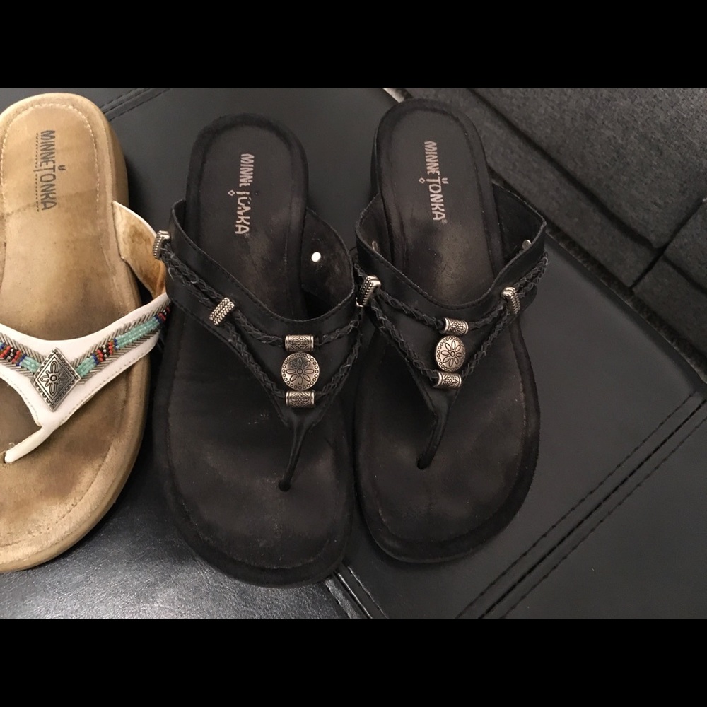 2 PR MINNETONKA SIZE 8 - Picture 3 of 8
